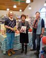 Bürgermeisterin Ursula Kwasny besucht den Südpol Verlag in der Stadtbücherei